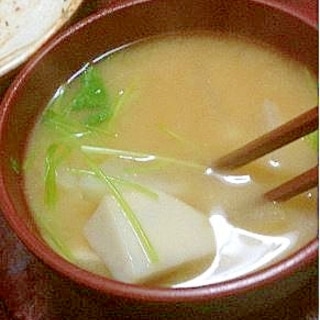 京芋のほっこり味噌汁＠大根＆三つ葉入り。